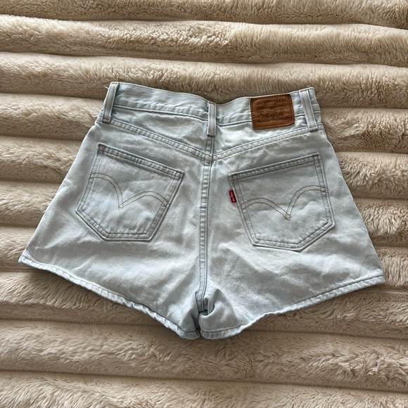 Levi’s Light Wash Shorts - Picture 2 of 4